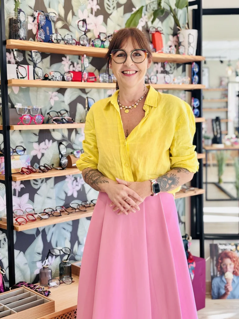 opticienne souriante dans la boutique